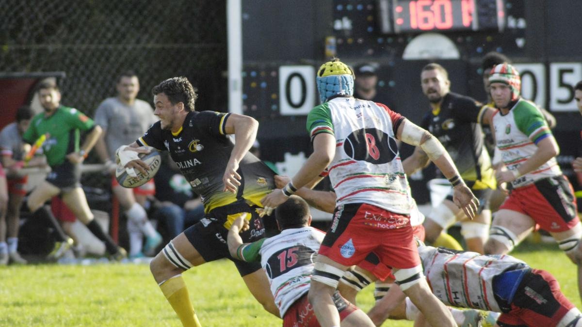 Cronje avanza con el oval mientras la defensa de Hernani trata de frenar su carrera.-AREA 11