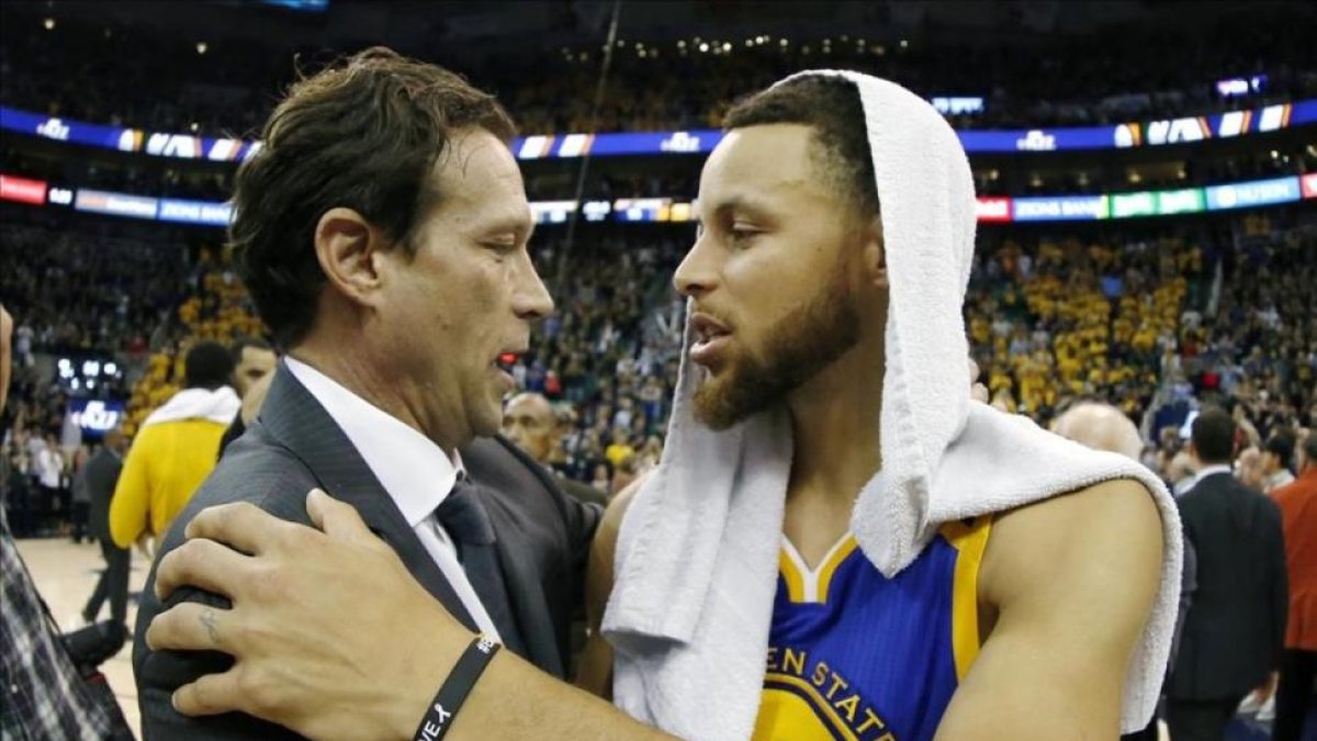 Stephen Curry (Golden State) y Quin Snyder (entrenador de Utah) se saludan tras el partido.-