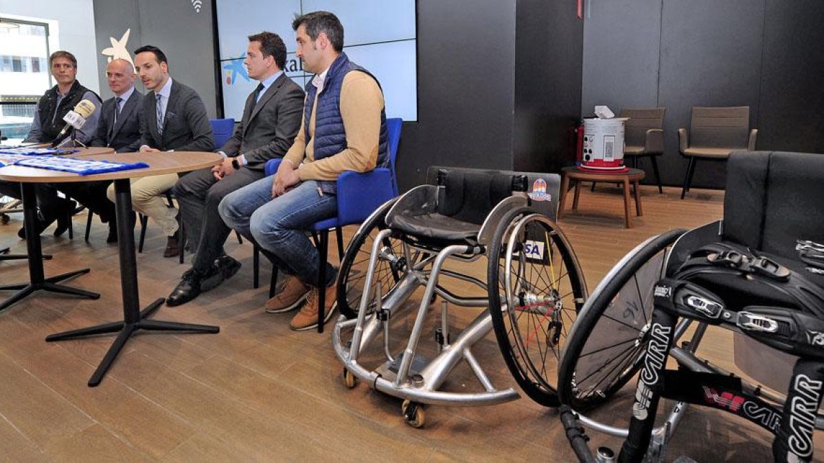 Representantes de CaixaBank, del San Pablo Burgos y del Servigest presentaron ayer sus nuevas iniciativas de colaboración.-ISRAEL L. MURILLO