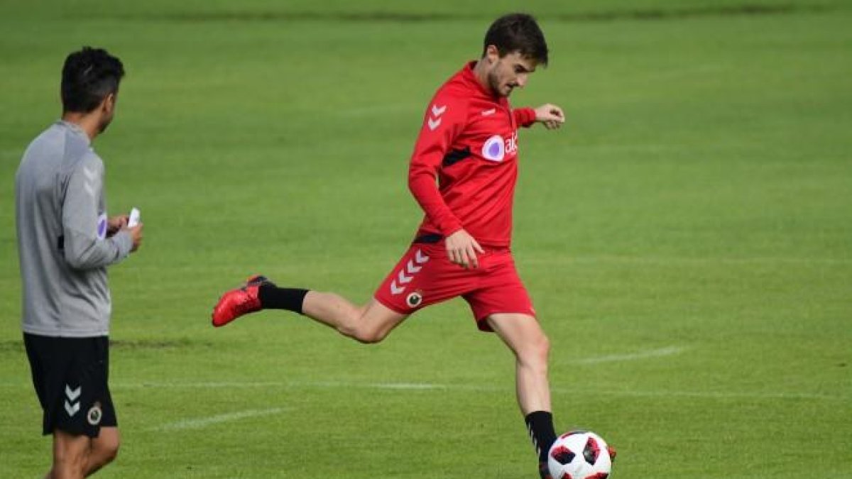 Quique Rivero, en un entrenamiento con el Racing.-REAL RACING CLUB