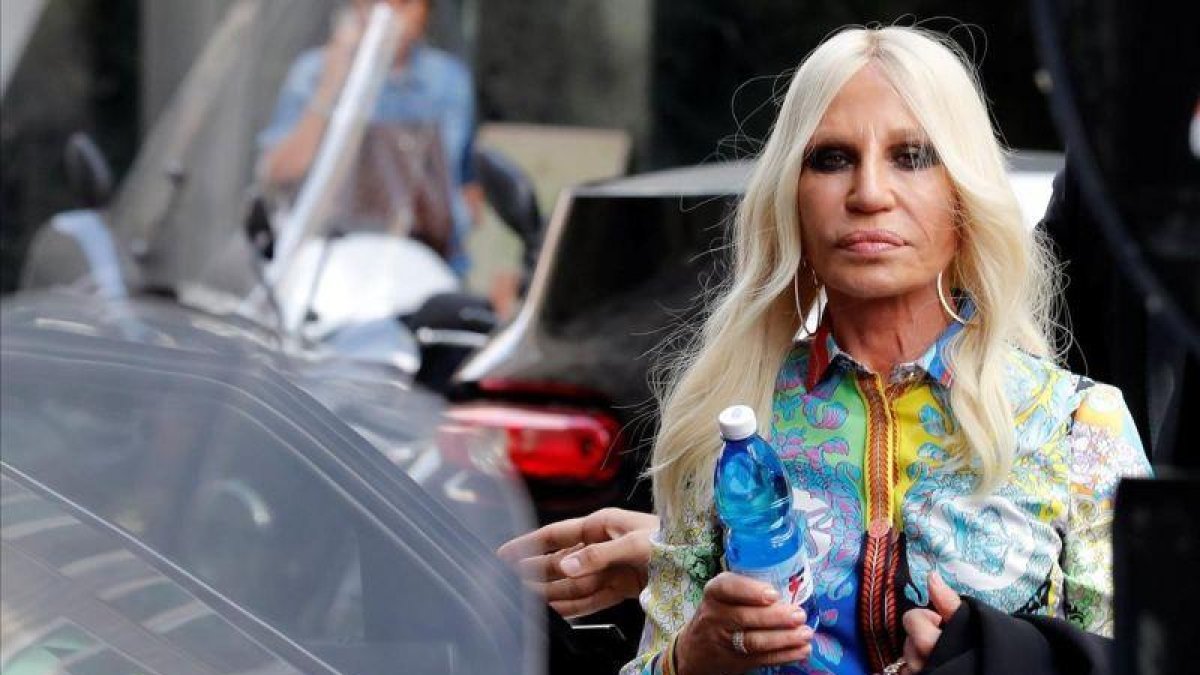 Donatella Versace, este martes en Milán.-REUTERS / STEFANO RELLANDINI