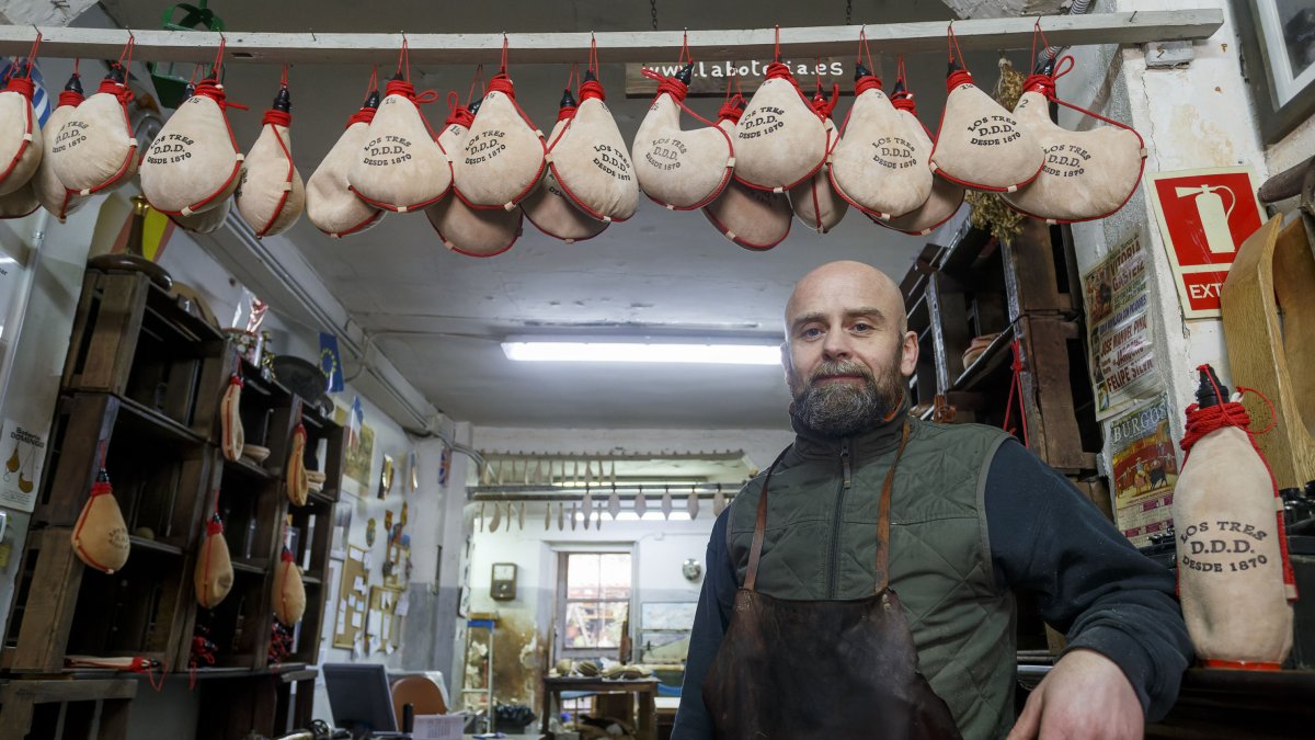 Jorge Domingo es la cuarta generación de la Botería Los Tres D. D. D. junto a su hermana Rocío. En la imagen, en la entrada de la tienda- taller. SANTI OTERO