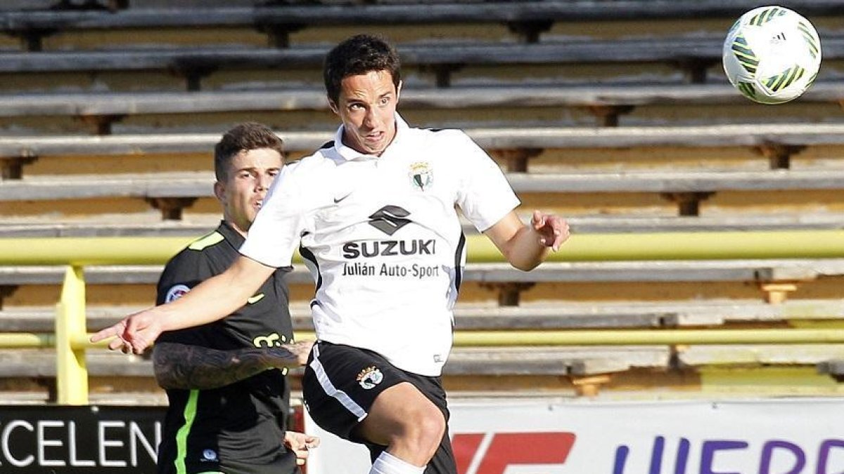 Javi Duro rescindió su contrato con el Burgos CF por la mañana y por la tarde fue presentado por el Leioa-Santi Otero
