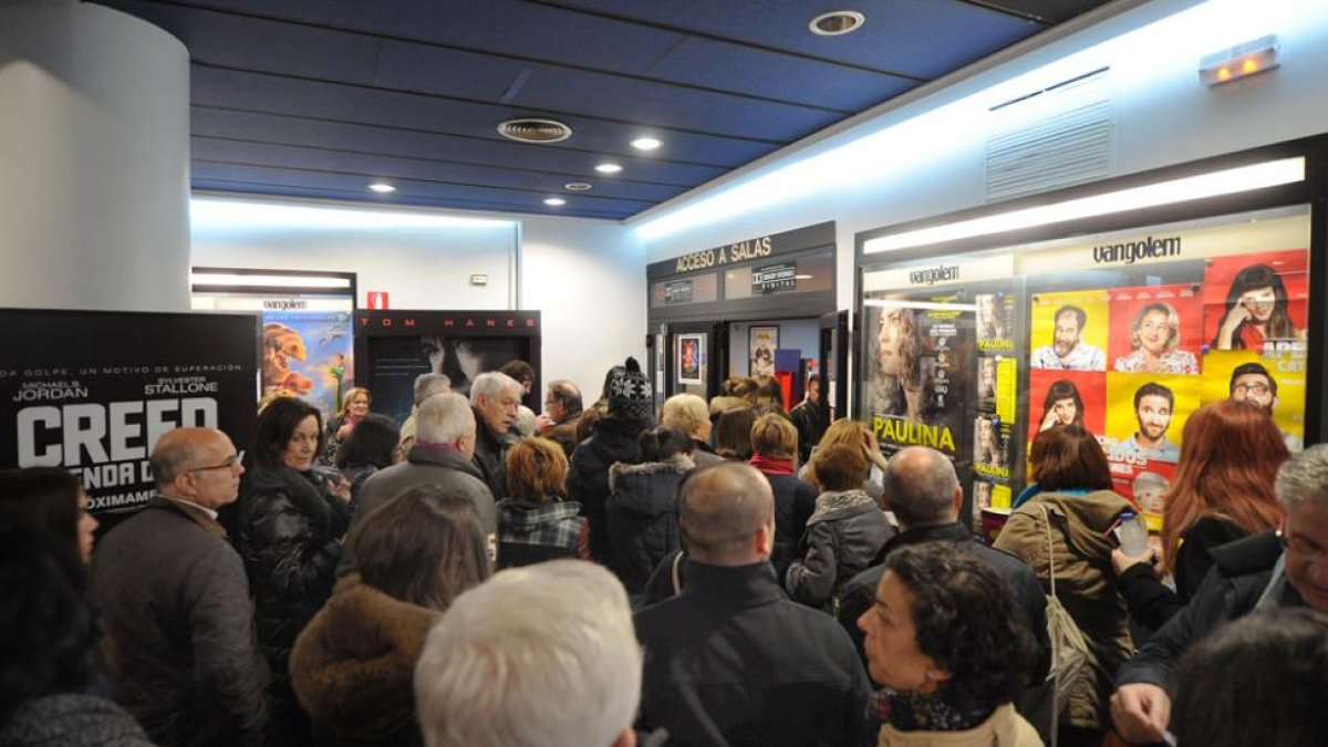 Los descuentos aplicados por los Cines Van Golem los miércoles hicieron que muchos burgaleses aprovecharan para ver la película ayer.-Israel L. Murillo