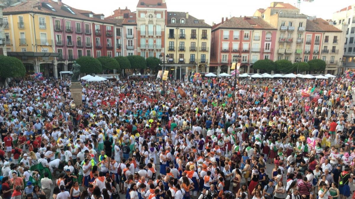 La plaza mayor, abarrotada tras esta cita festiva.-R. OCHOA