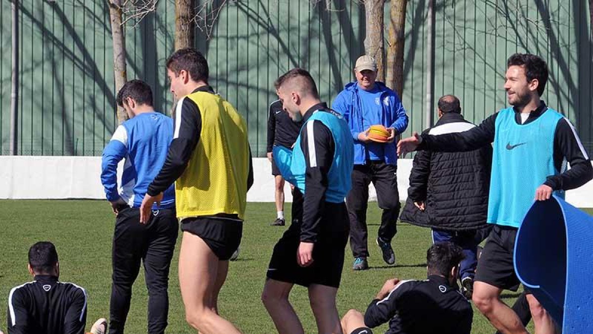 Manix Mandiola dirige una sesión de entrenamiento en las instalaciones del Burgos Promesas en Castañares-Israel L. Murillo
