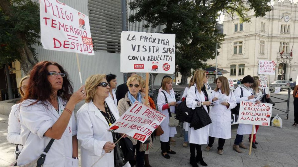 Las trabajadoras de atención a domicilio se concentraron ayer frente al Museo de la Evolución Humana.-RAÚL G. OCHOA
