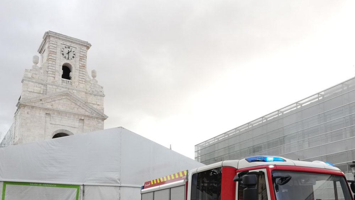 Imagen de la intervención de Bomberos en la plaza de San Juan.-A.M.