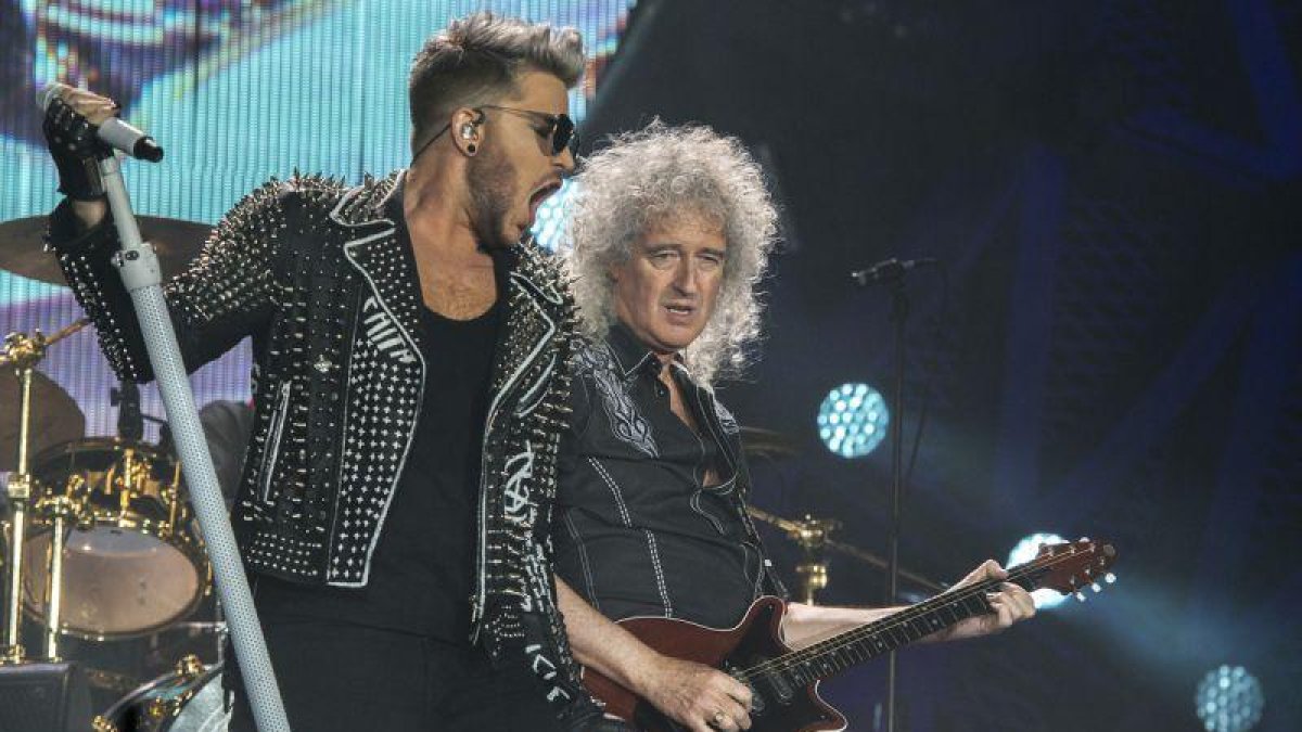 Queen, con Adam Lambert como vocalista, y Brian May, en mayo del 2016 en Barcelona.-FERRAN SENDRA