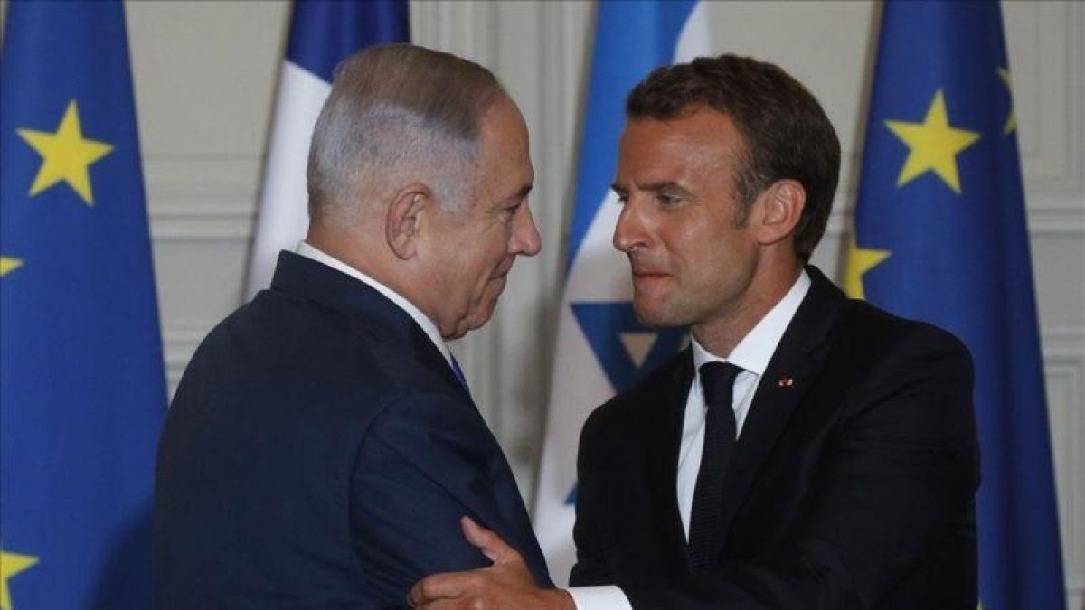 Netanyahu y Macron se saludan antes de atender a la prensa tras su encuentro en París-PHILIPPE WOJAZER (AP)