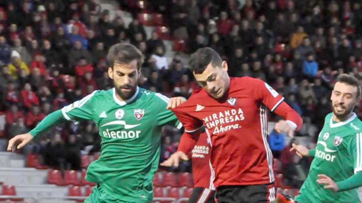 Yanis conduce un balón ante la presión de un jugador del Arenas en el choque de ayer en Anduva-Vivemiranda.com