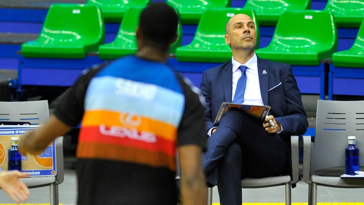 Peñarroya, pensativo antes de un partido. TOMÁS ALONSO