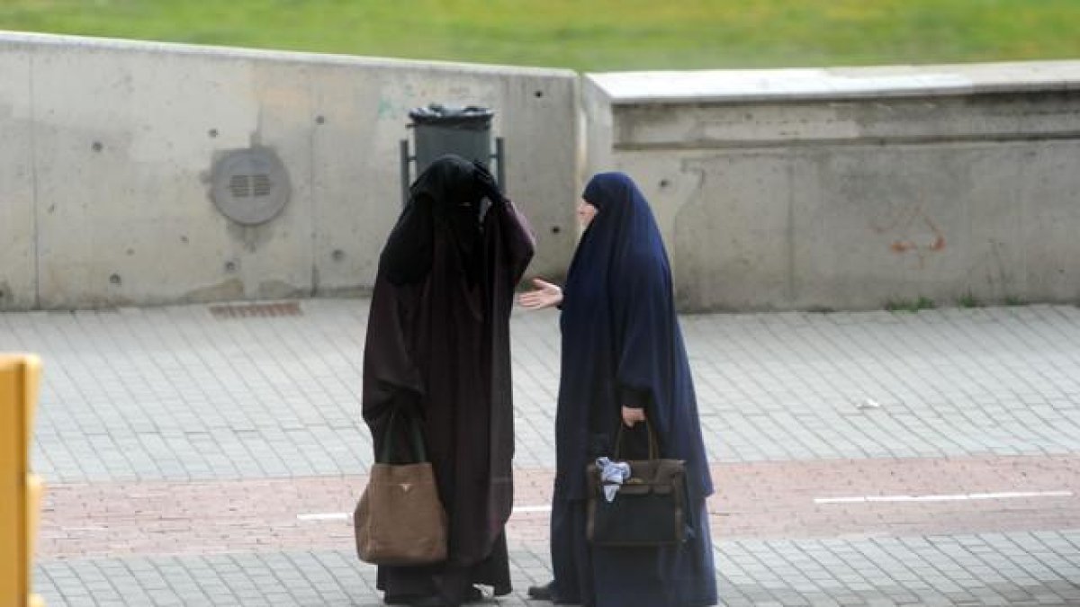 Dos musulmanas vestidas con el burka.-RAMON GABRIEL / DEFOTO