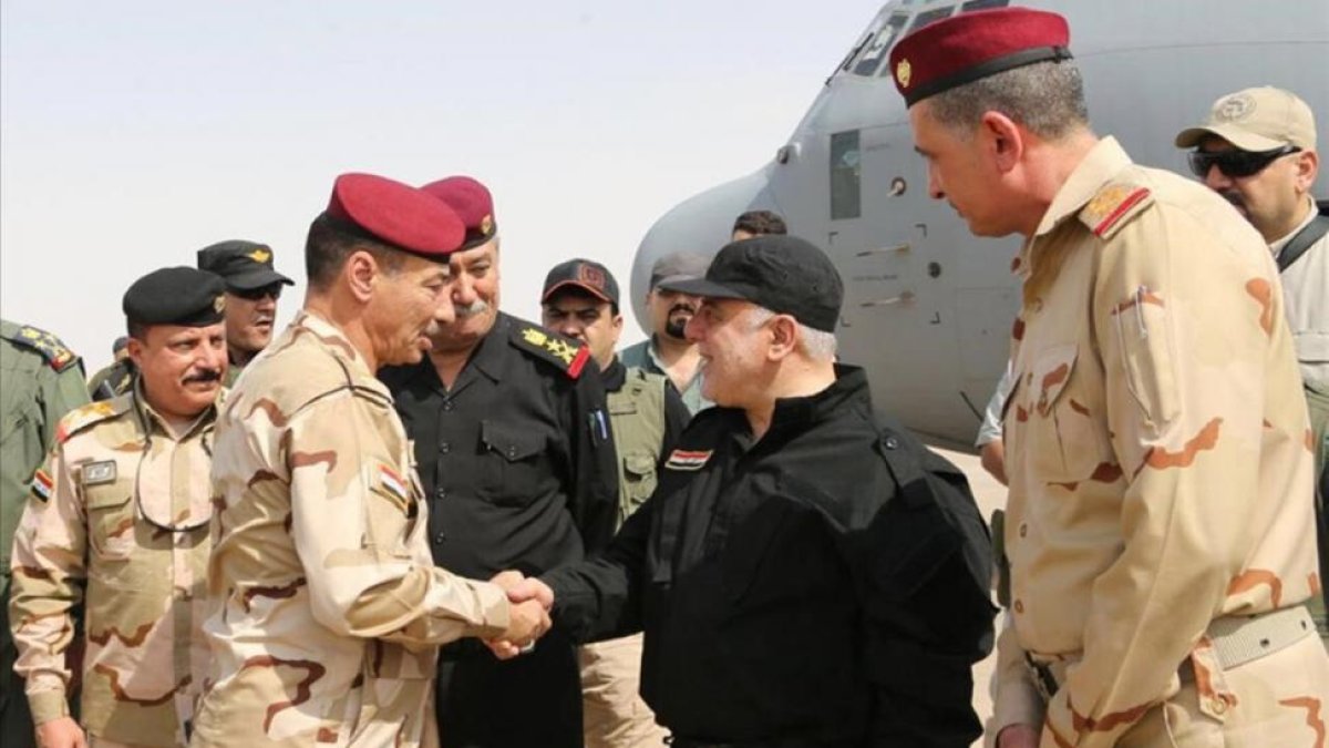 El primer ministro iraquí, Haider Al Abadi, felicita a las tropas.-AFP