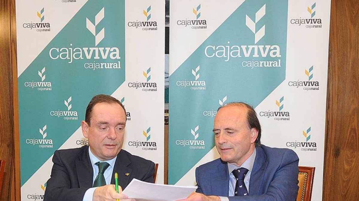 Ramón Sobremonte, de Cajaviva Caja Rural, y José María Vela, director del ITCL.-ISRAEL L. MURILLO