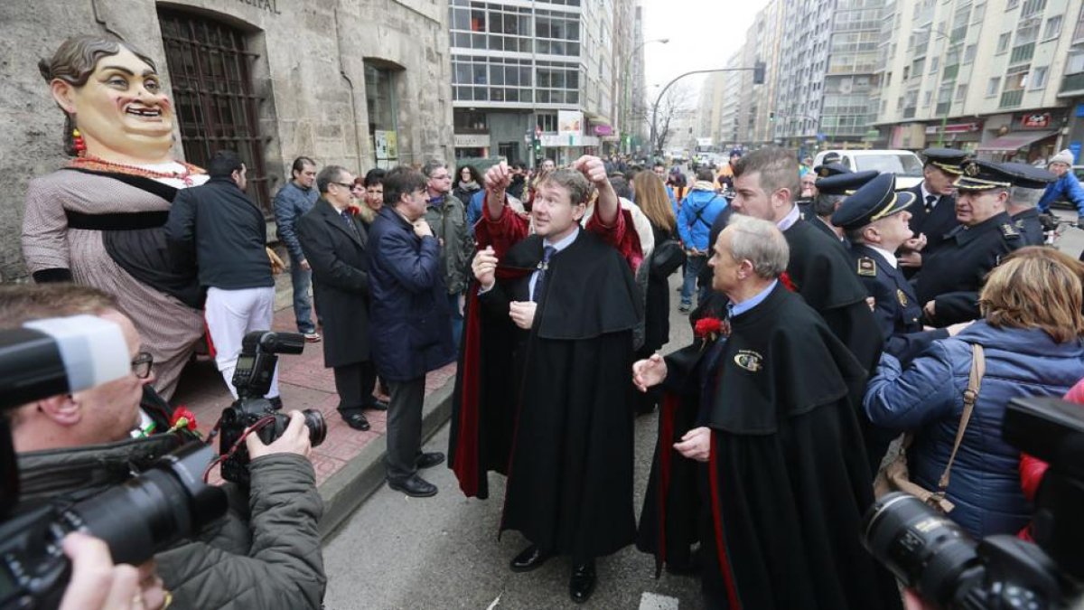 El alcalde Javier Lacalle, con capa castellana, y otros corporativos a su llegada a Gamonal para participar en la comitiva y la misa en honor a la Virgen de Las Candelas.-RAÚL OCHOA