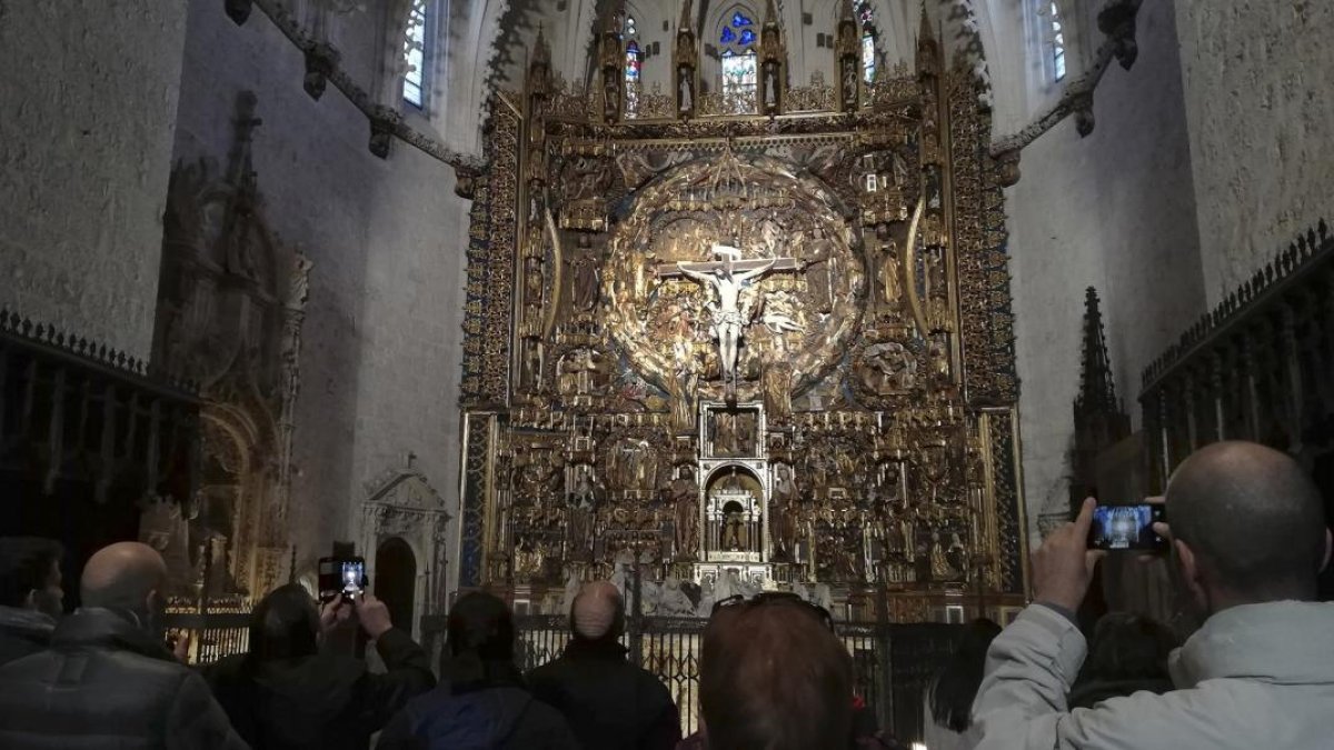 El público asistente no dejó de retratar el fenómeno con sus teléfonos móviles. DARÍO GONZALO