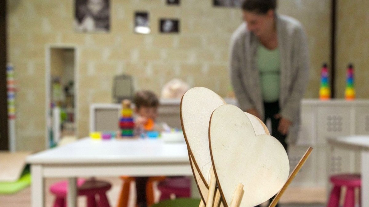 Una monitora y un niño en el aula de una escuela infantil de la ciudad de Burgos. TOMÁS ALONSO