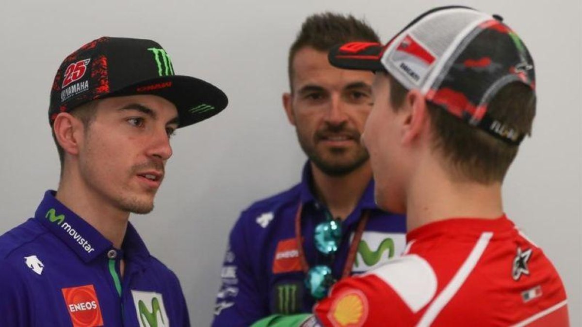 Maverick Viñales conversa, en Catar, con Jorge Lorenzo.-ALEJANDRO CERESUELA