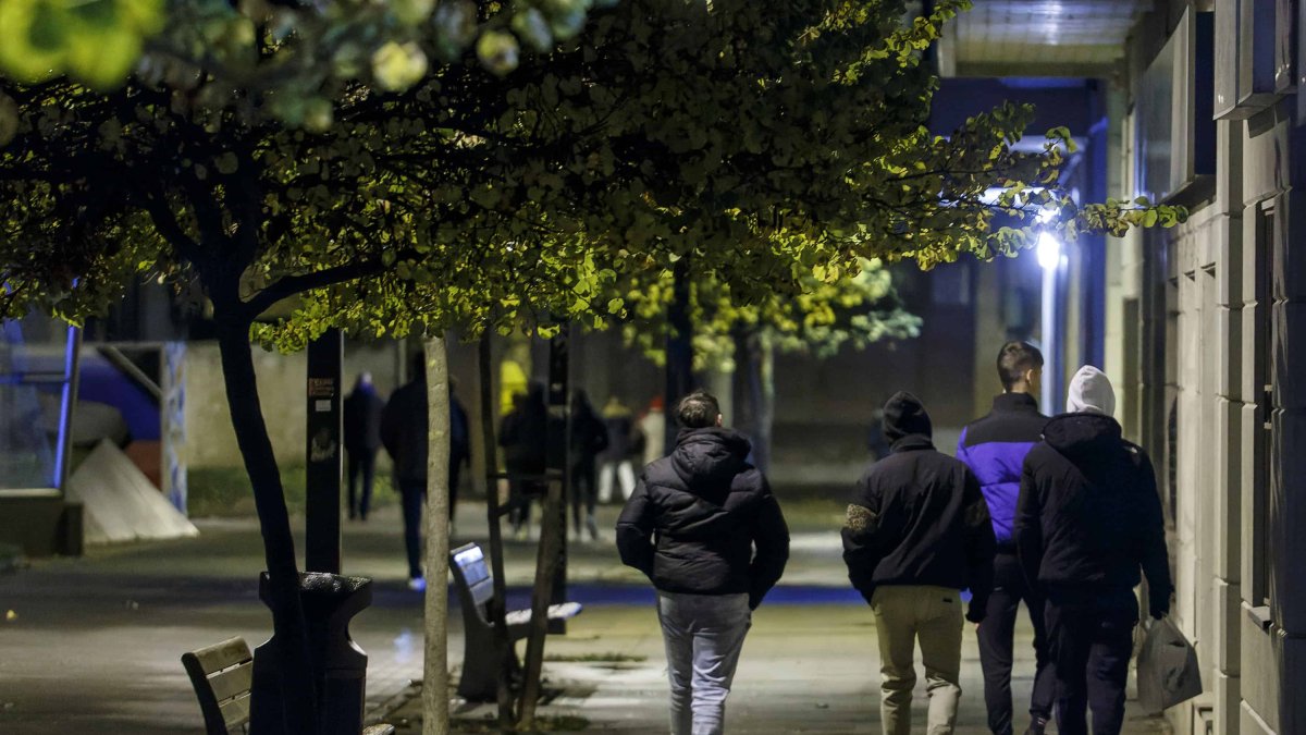 Varios jóvenes transitan por el parque Venerables, en la capital burgalesa. SANTI OTERO