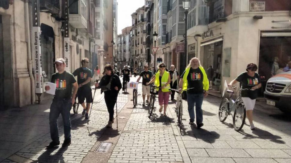 Miembros de Imagina a su paso por la calle San Juan.-ECB