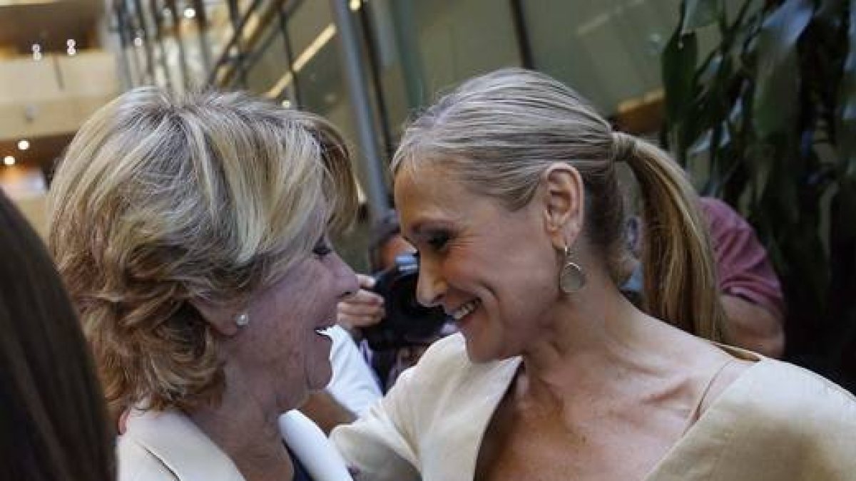 Esperanza Aguirre y Cristina Cifuentes charlan durante la primera jornada del pleno de investidura a la Presidencia de la Comunidad de Madrid.-Foto: EFE/ PACO CAMPOS
