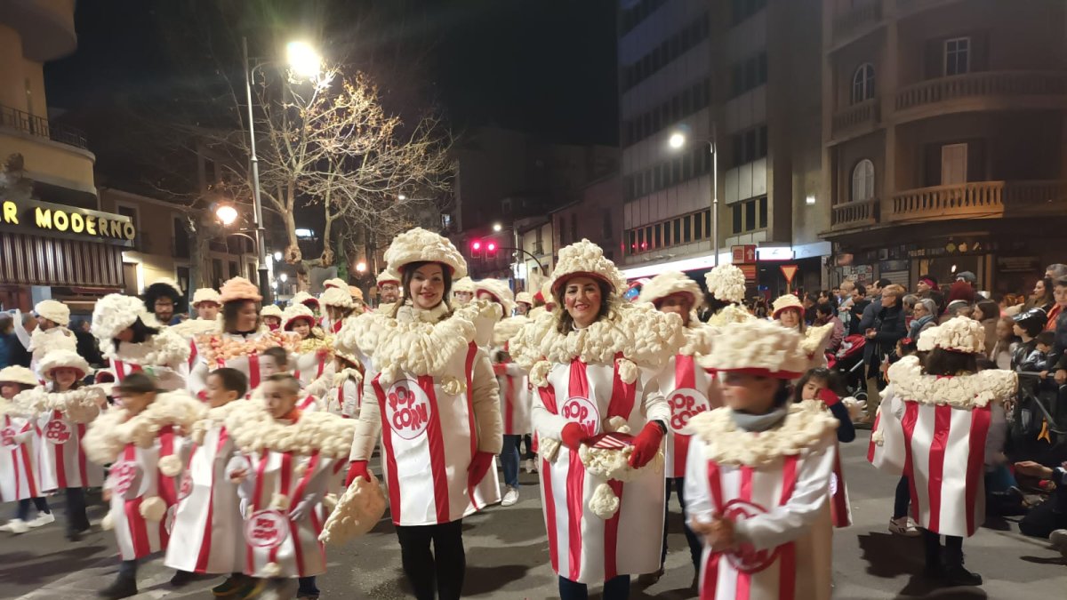 Multitud de personas acudieron disfrazadas al desfile de carnaval de Aranda. L. V.