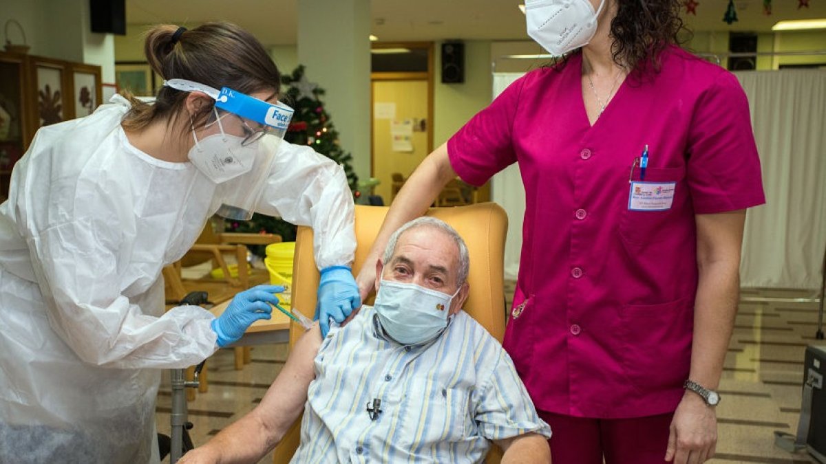 Roberto Núñez, de 87 años, primer vacunado en Burgos