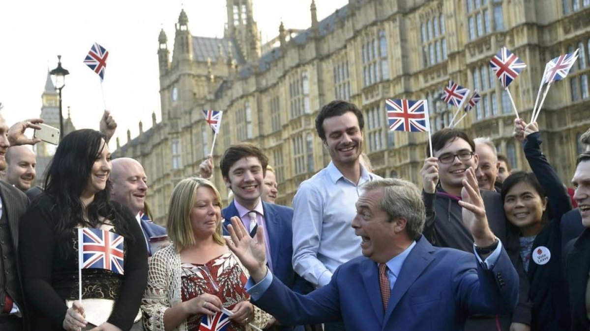 Nigel Farage, líder del UKIP, celebra la victoria con sus seguidores en Londres.-REUTERS