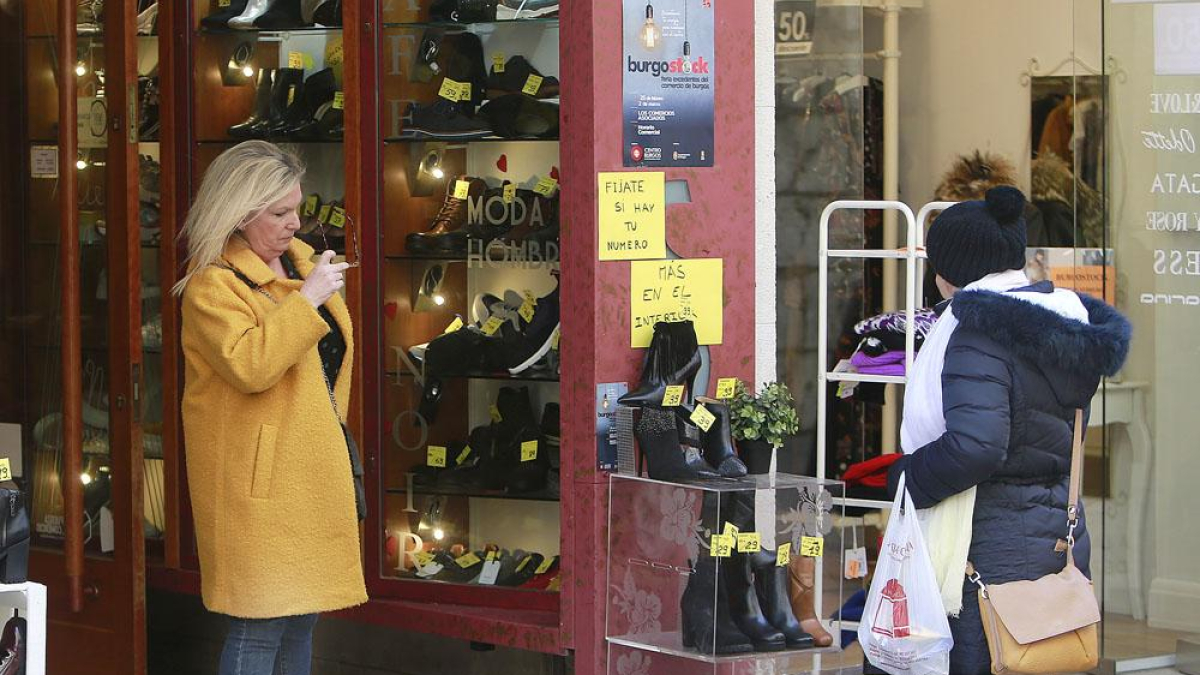 Dos mujeres observan el escaparate de un comercio. ECB