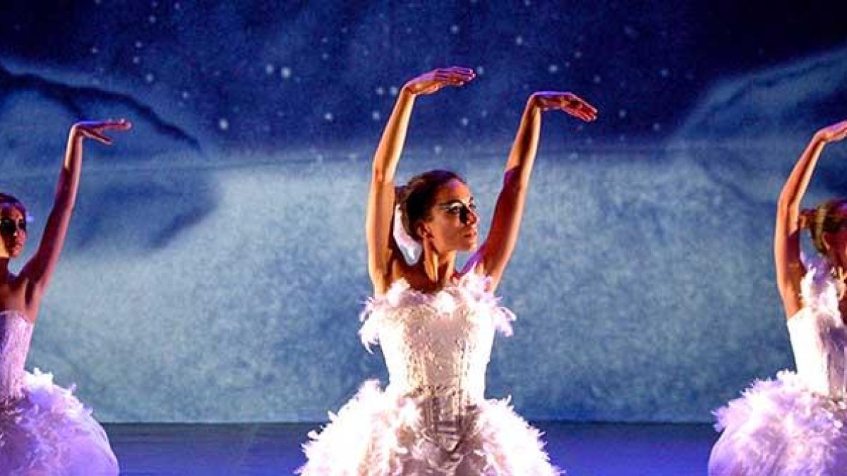 Los cisnes blancos bailarán sobre las tablas en una escenografía realizada con arena y animación digital que traslada al público a otro mundo.-Morfeo