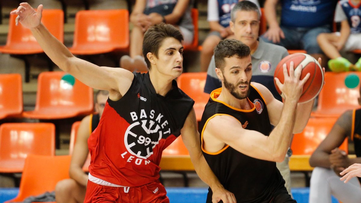 Ferrando intenta marcharse de su par. SANTI OTERO