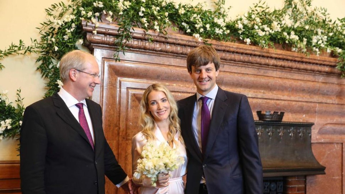 Ernesto Augusto Jr. y Ekaterina Malysheva, junto al alcalde Stefan Schosto, tras contraer matrimonio.-AFP