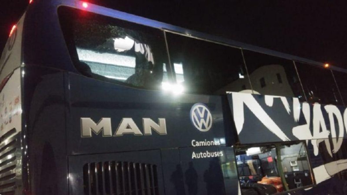 Así quedó el bus del Monterrey tras ser vandalizado por hinchas rivales.-CIUDAD DE MEXICO