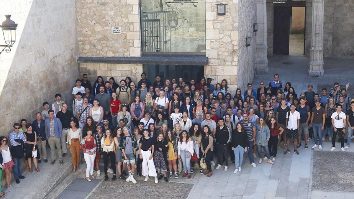 Los alumnos posaron para una foto de familia.-RAÚL OCHOA