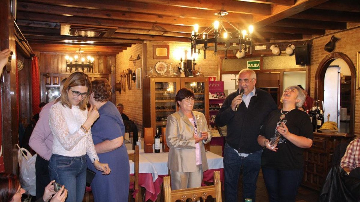 La alcaldesa (izq,) y algunas de las premiadas bromean junto al presidente de La tanguilla durante la cena del sábado.-ECB