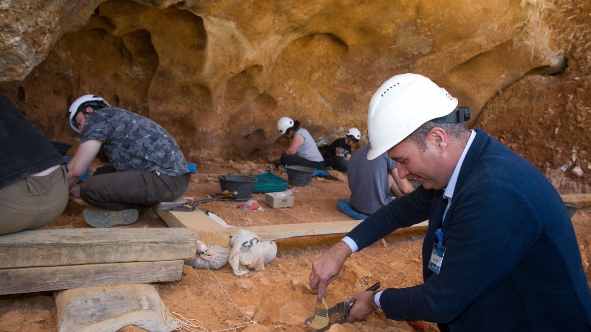 Mariscal, en el yacimiento de la Galería tras su nombramiento. FUNDACIÓN ATAPUERCA