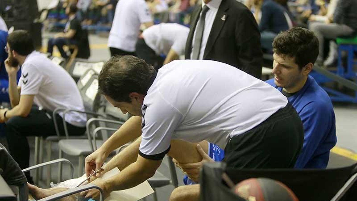 El doctor De Propios aplica hielo al tobillo de Huskic durante el partido del pasado sábado.-RAÚL OCHOA