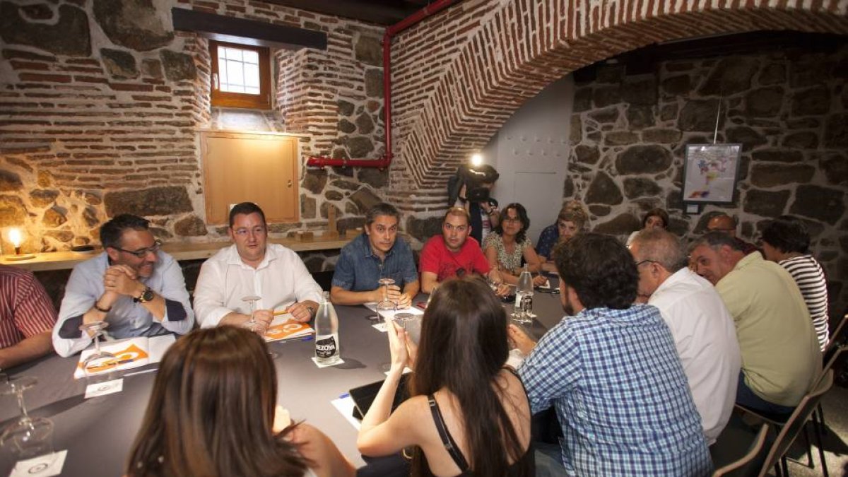 Un momento de la reunión entre Ciudadanos, PSOE, IU, Trato Ciudadano y UPyD para desbancar al PP.-Ical