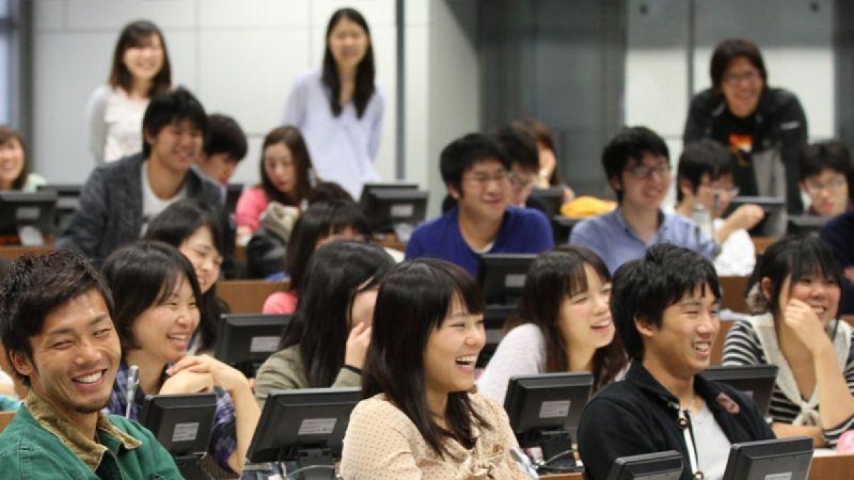 Estudiantes en un aula de la Univesidad de Juntendo, en Tokio.-EL PERIÓDICO