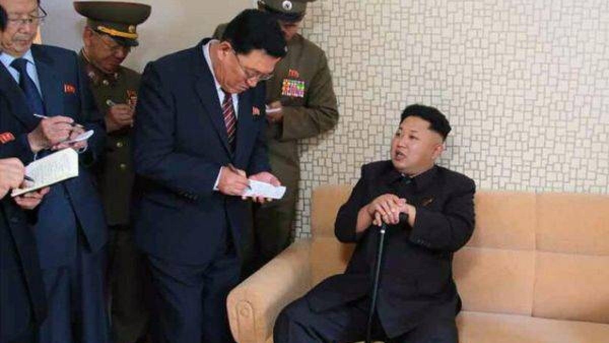 Fotografía del 'Rodong Sinmun' que muestra al líder Kim Jong-un apoyado en un bastón en su reaparición.-Foto: RODONG SINMUN / EFE