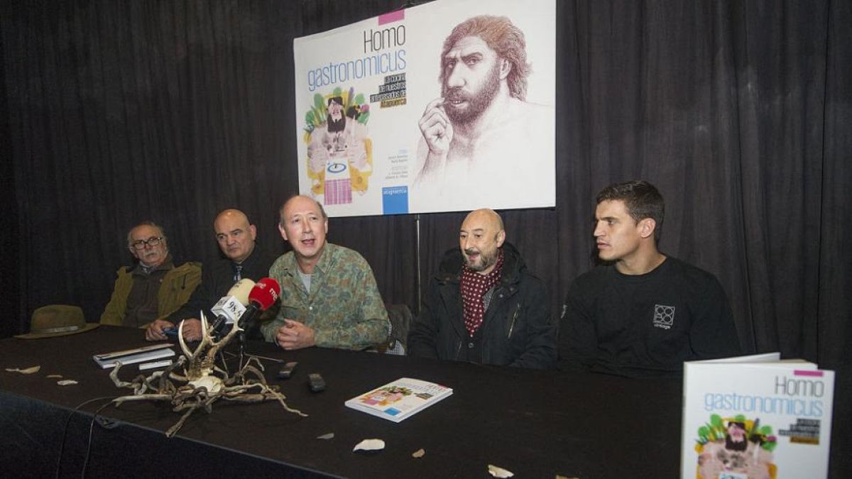 Eudald Carbonell, Javier Bonilla, Juan Carlos Díez, Rafa Rayón y Miguel Cobo en la presentación del libro.-ISRAEL L. MURILLO