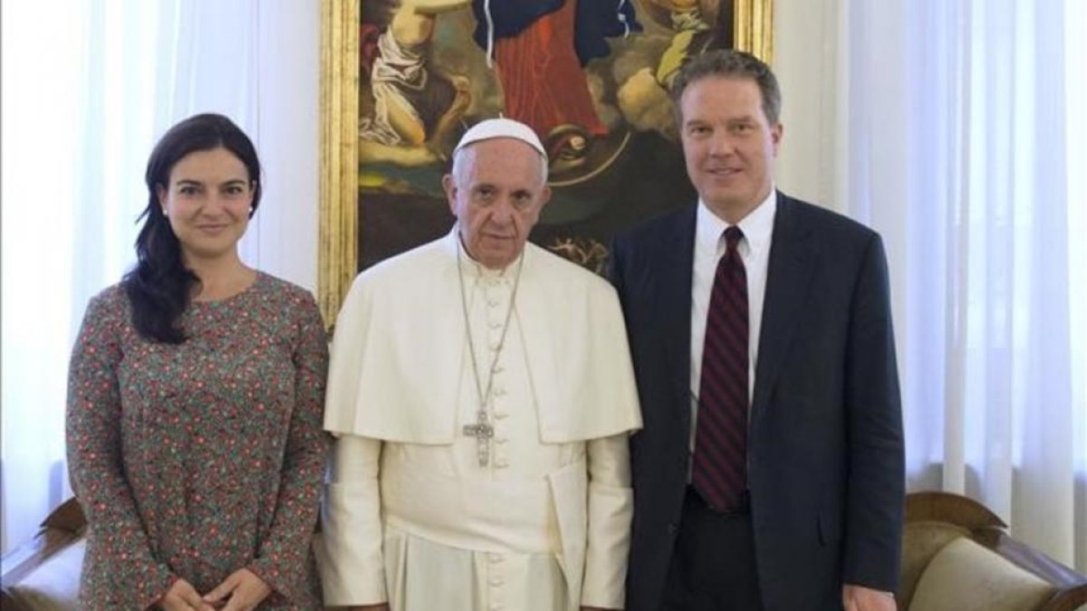 El papa Francisco posa junto a Paloma García Ovejero y Greg Burke.-AP