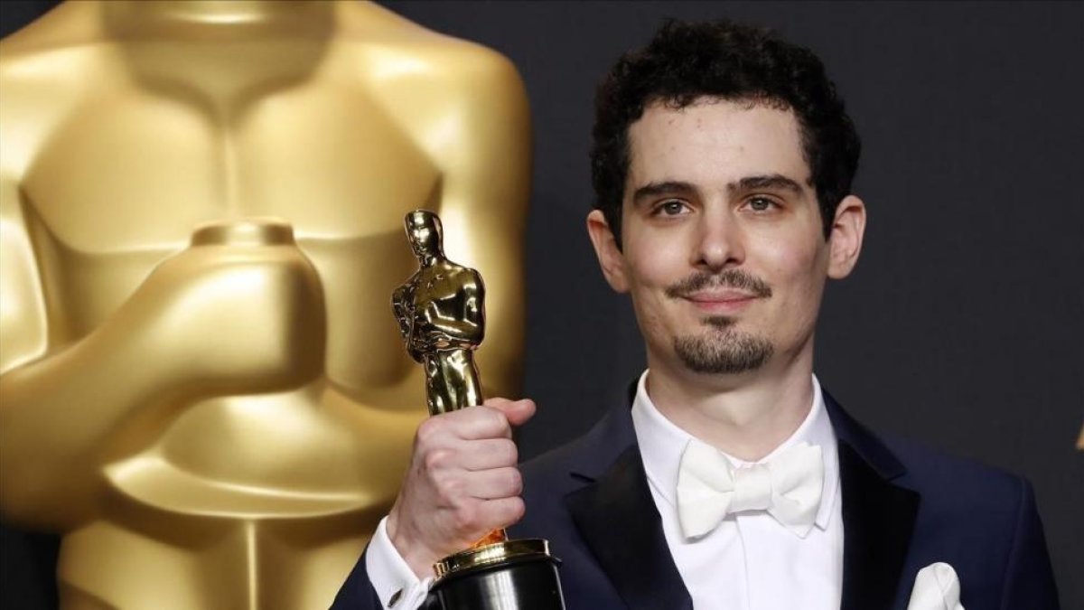 Damien Chazelle posa con el Oscar a mejor director por el musical La la land (2017)-LUCAS JACKSON (REUTERS)