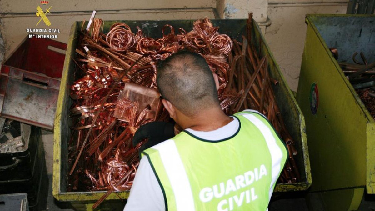 Un agente revisa un contenedor con cable de cobre.-ECB
