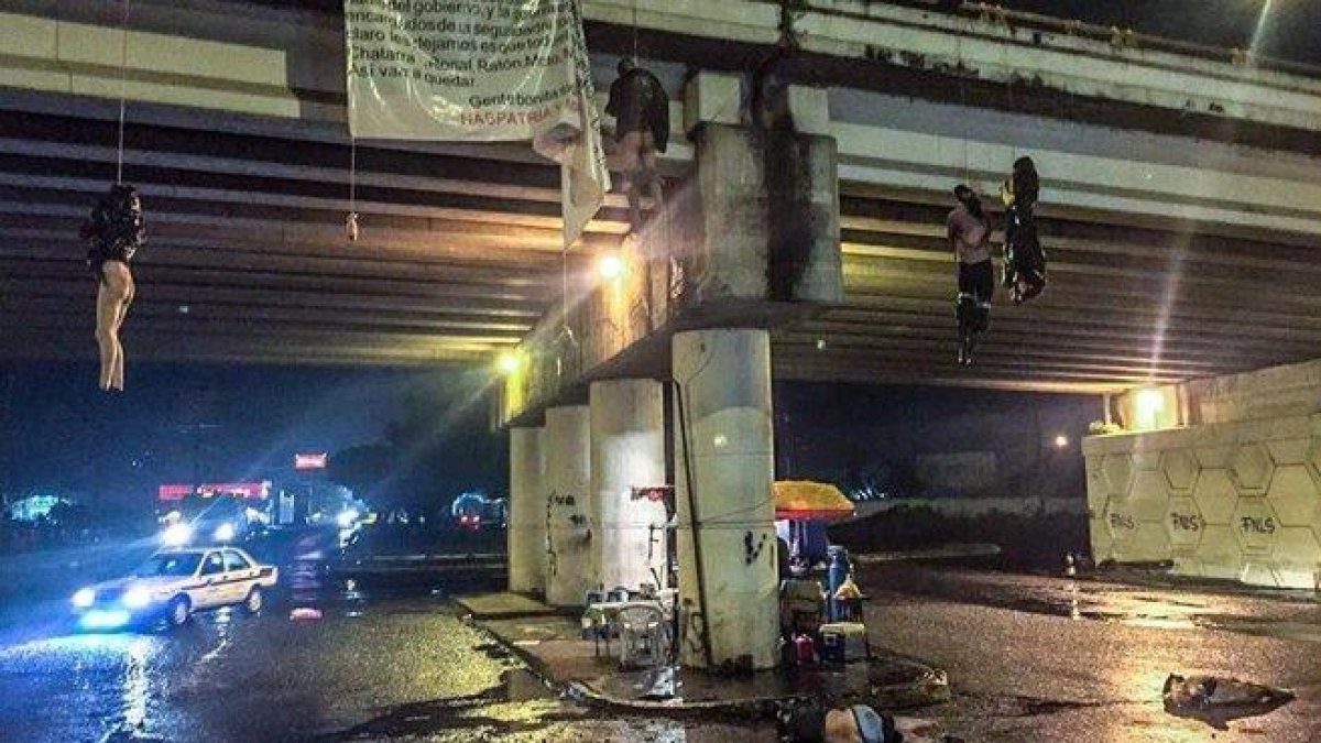 Algunos de los cadáveres hallados por las calles de Uruapan, en México.-EFE