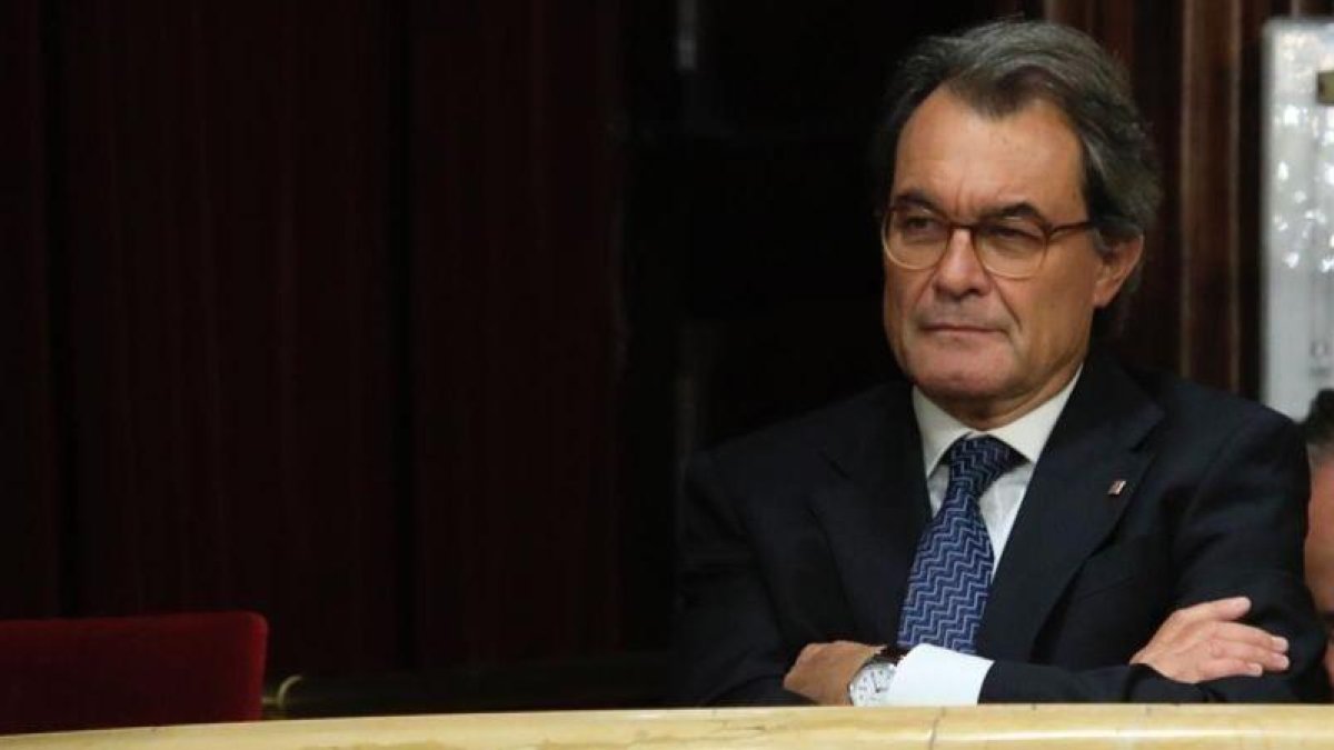 El expresidente de la Generalitat Artur Mas, en la tribuna de invitados del Parlament.-FERRAN NADEU
