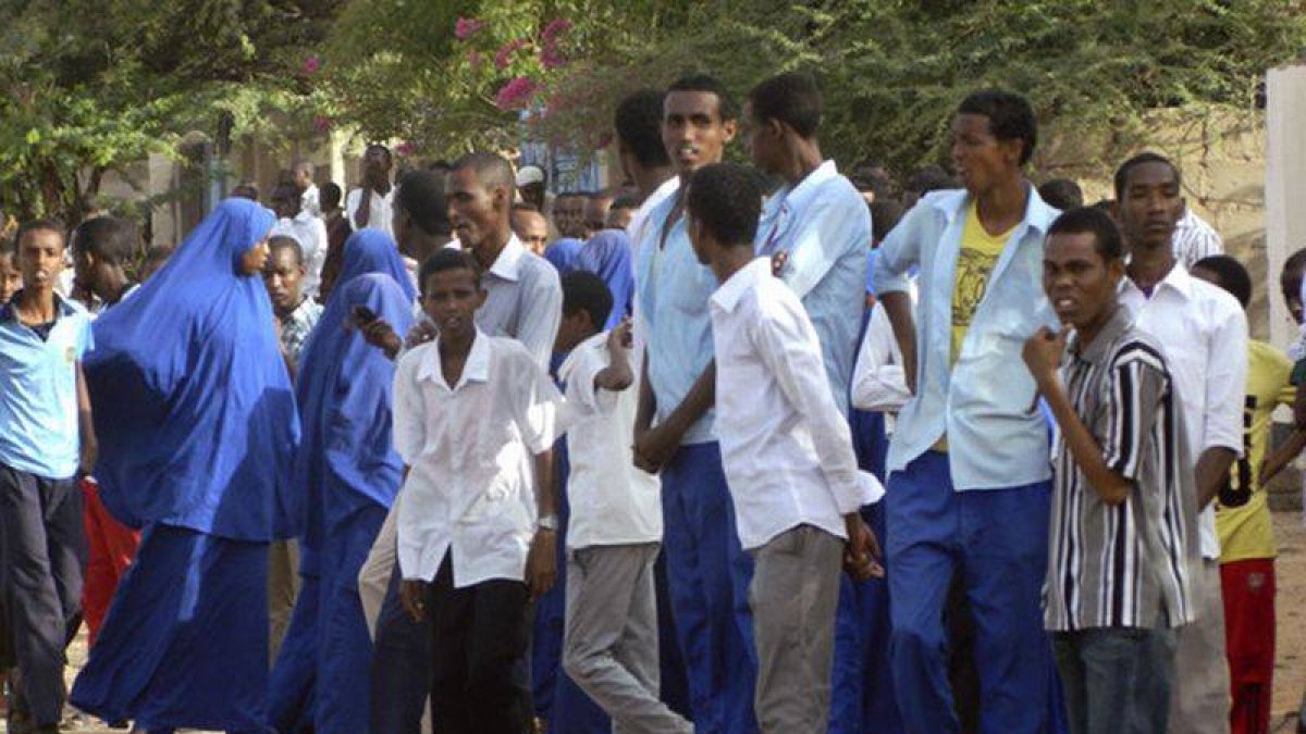 Estudiantes de la Universidad de Garissa, en Kenia, evacuados después del ataque yihadista.-Foto: AP