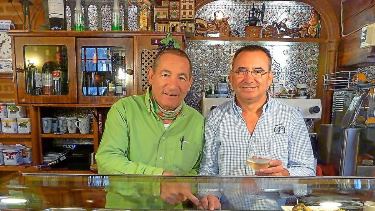 Julio Michel señala a Paco Molpeceres el pincho que quiere probar con el vino blanco.-T.S.T