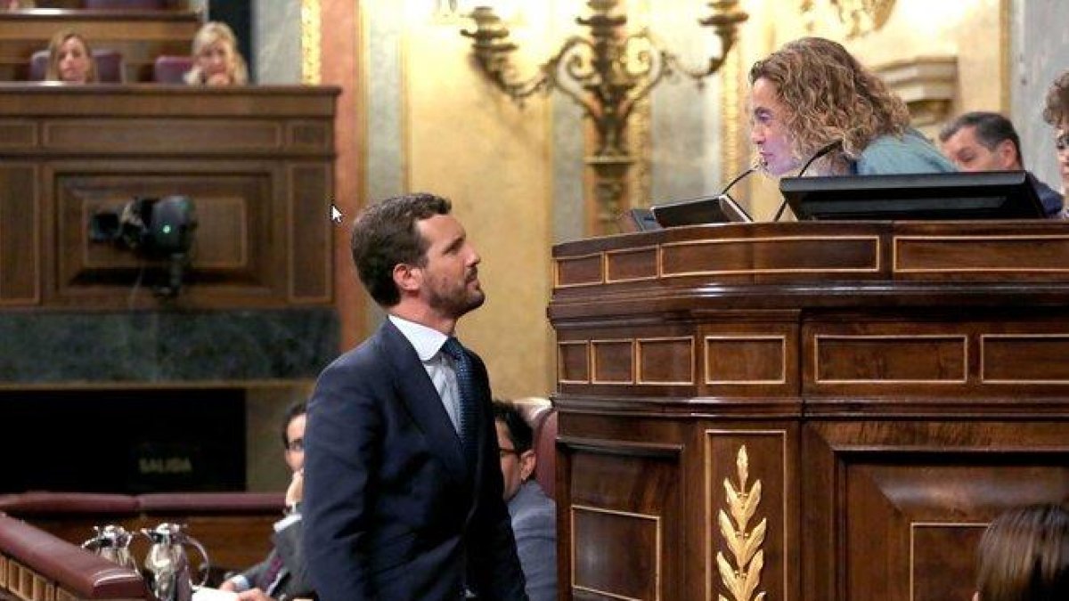 El líder del PP, Pablo Casado, habla con la presidenta del Congreso, Meritxell Batet, justo antes de intervenir.-DAVID CASTRO